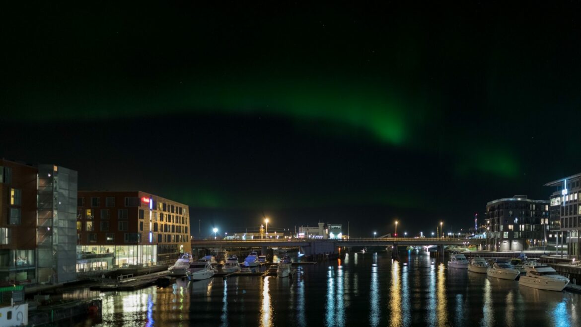 Nordlicht über Trondheim - Hersteller: NIKON CORPORATION | Kamera: NIKON D850 | | Brennweite: 25mm | Verschlusszeit: 4/5 | Blende: f/2.8 | ISO: 1000