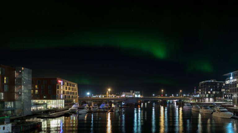 Nordlicht über Trondheim – Hersteller: NIKON CORPORATION | Kamera: NIKON D850 |  | Brennweite: 25mm | Verschlusszeit: 4/5 | Blende: f/2.8 | ISO: 1000