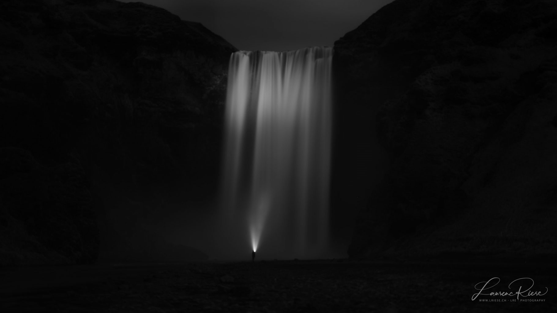 Island Skógafoss bei Nacht