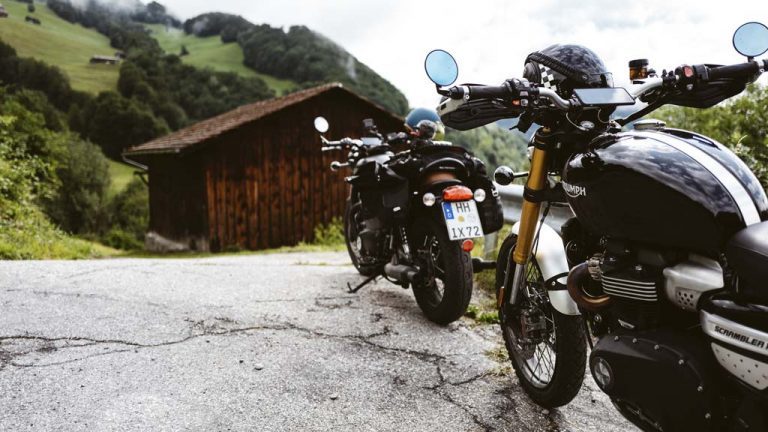 [Vlog] Motorrad-Tour durch die Alpen mit Triumph Bonneville T120 Black und Scrambler 1200 XE