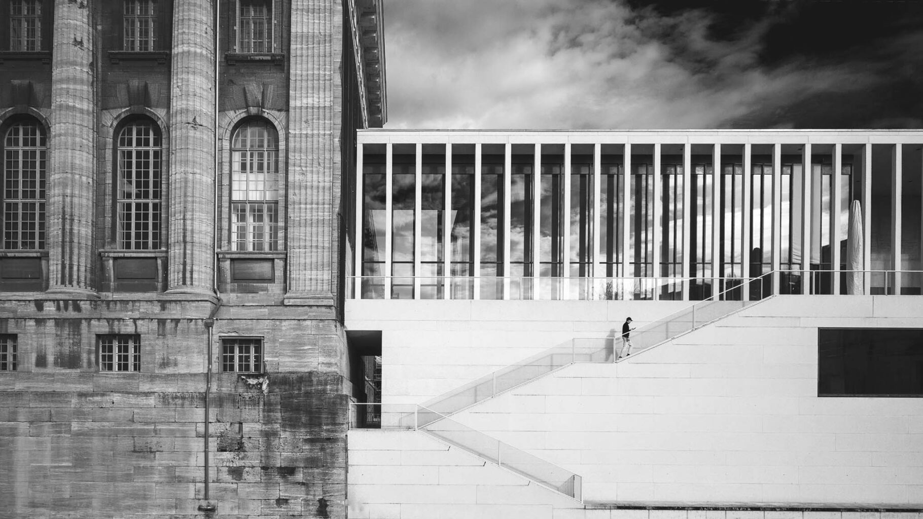 Das Neue Museum im Berliner Ortsteil Mitte gehört zum Bauensemble der Museumsinsel und damit zum Weltkulturerbe der UNESCO. Im Auftrag König Friedrich Wilhelms IV. zwischen 1843 und 1855 im Stil des Klassizismus und der Neorenaissance erbaut, gilt es als Hauptwerk von Friedrich August Stüler.