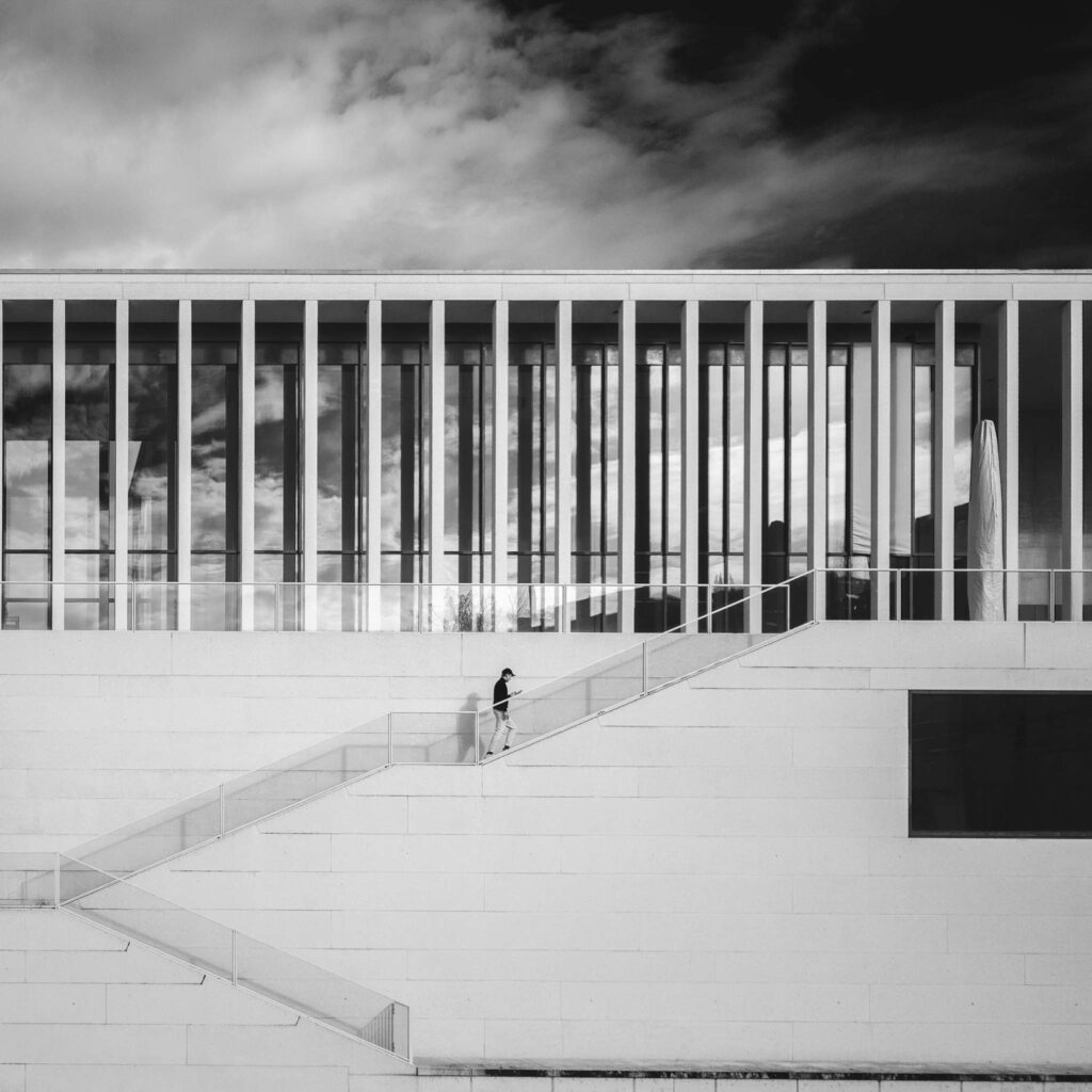 Das Neue Museum im Berliner Ortsteil Mitte gehört zum Bauensemble der Museumsinsel und damit zum Weltkulturerbe der UNESCO. Im Auftrag König Friedrich Wilhelms IV. zwischen 1843 und 1855 im Stil des Klassizismus und der Neorenaissance erbaut, gilt es als Hauptwerk von Friedrich August Stüler.