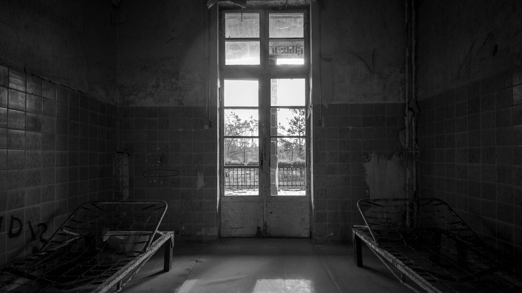 Leica M11M Monochrome bis ISO 50'000 - DURCH DIE ALTE CHIRURGIE - Gefängnisbetten