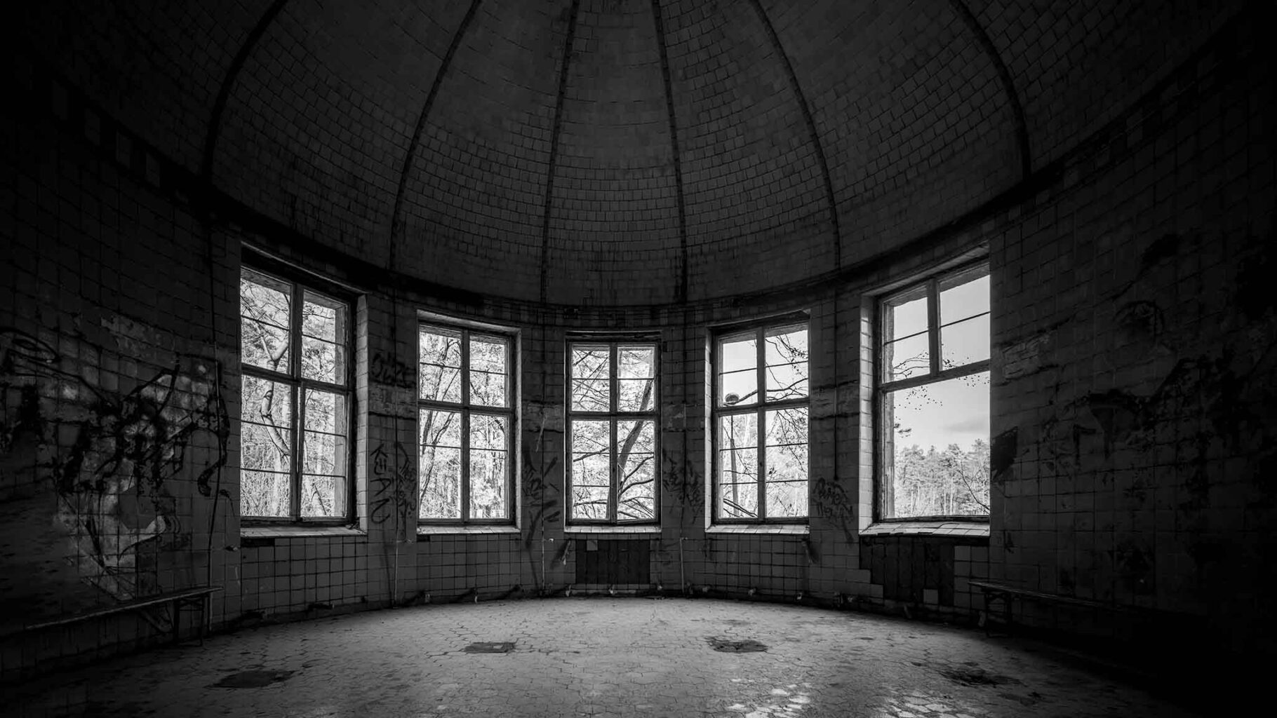 Leica M11M Monochrome bis ISO 50'000 - DURCH DIE ALTE CHIRURGIE - Badehaus