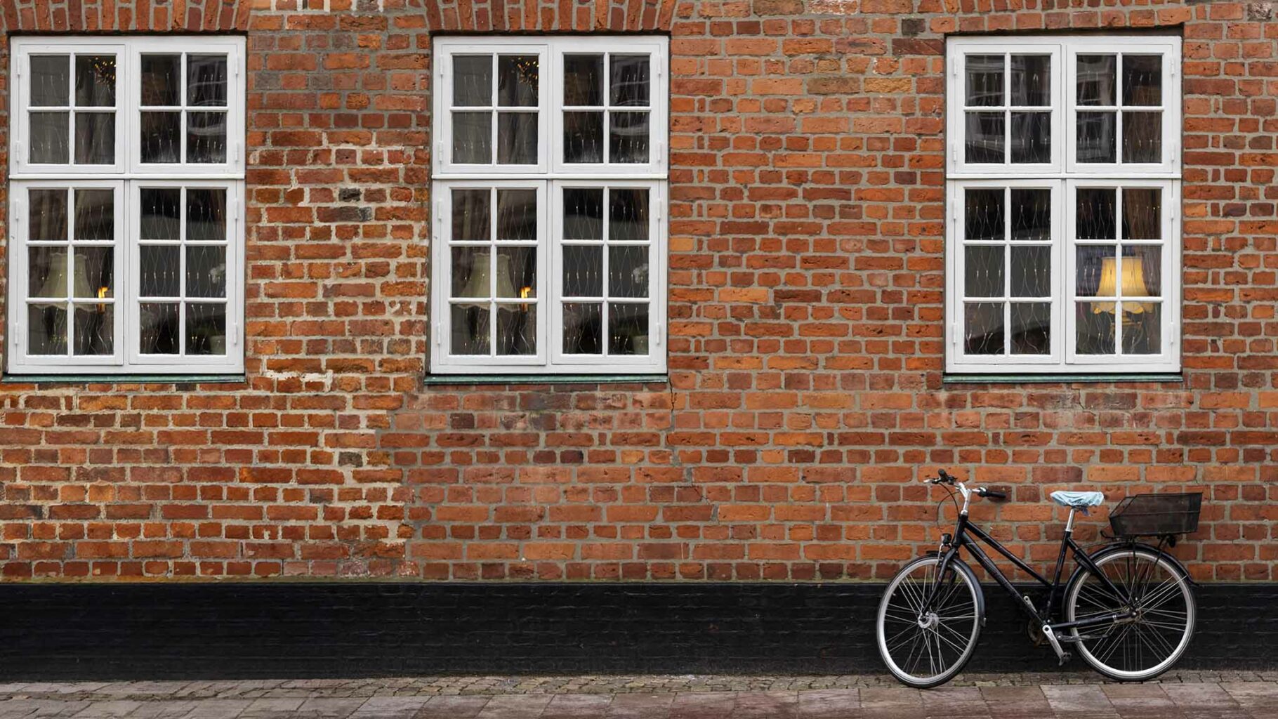 Fahrrad an Mauer, Dänemark