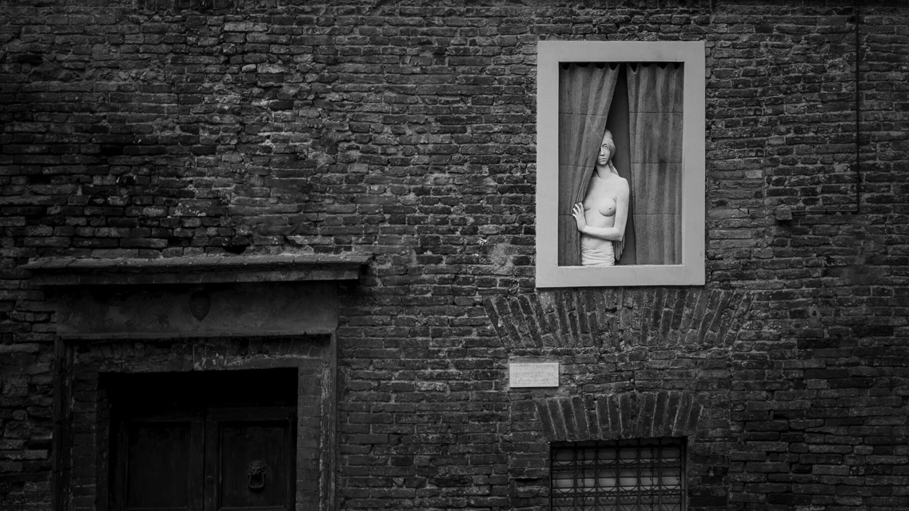 Frau, Skulptur im Fenster